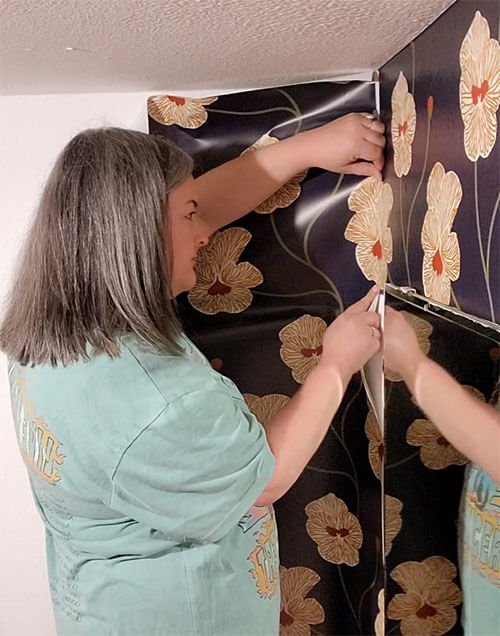 Installing wallpaper around corners