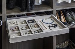 featured image for the blog article: Get Your Closet Organized