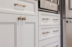 Mixing and Matching Knobs and Pulls on Kitchen Hardware