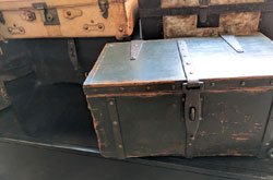 featured image for the blog article: Restoring Vintage Trunks