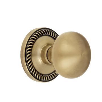 Grandeur Newport Passage Interior Door Set With Fifth Avenue Knobimage