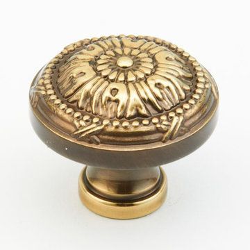 Schaub Versailles Round 1 1/4 Inch Cabinet Knobimage
